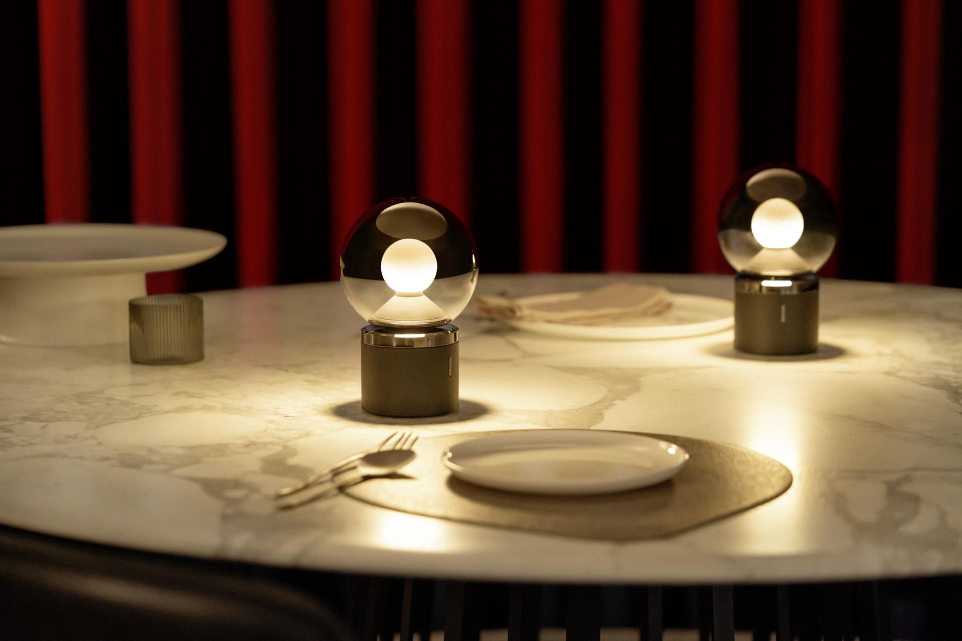 Luna Pura Tablelight von Occhio dark chrome