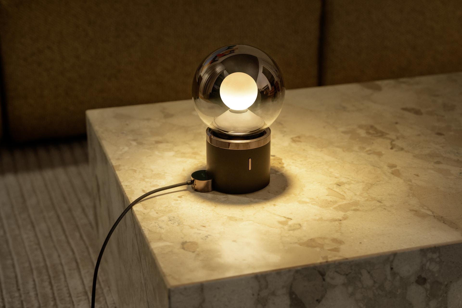 Luna Pura Tablelight von Occhio dark chrome