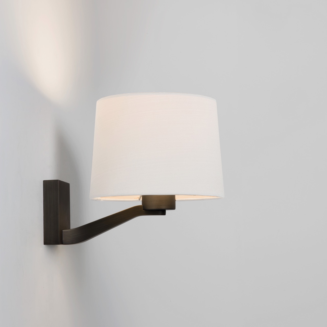 Wandleuchte Montclair Single von Astro, nickel matt, Schirm weiß