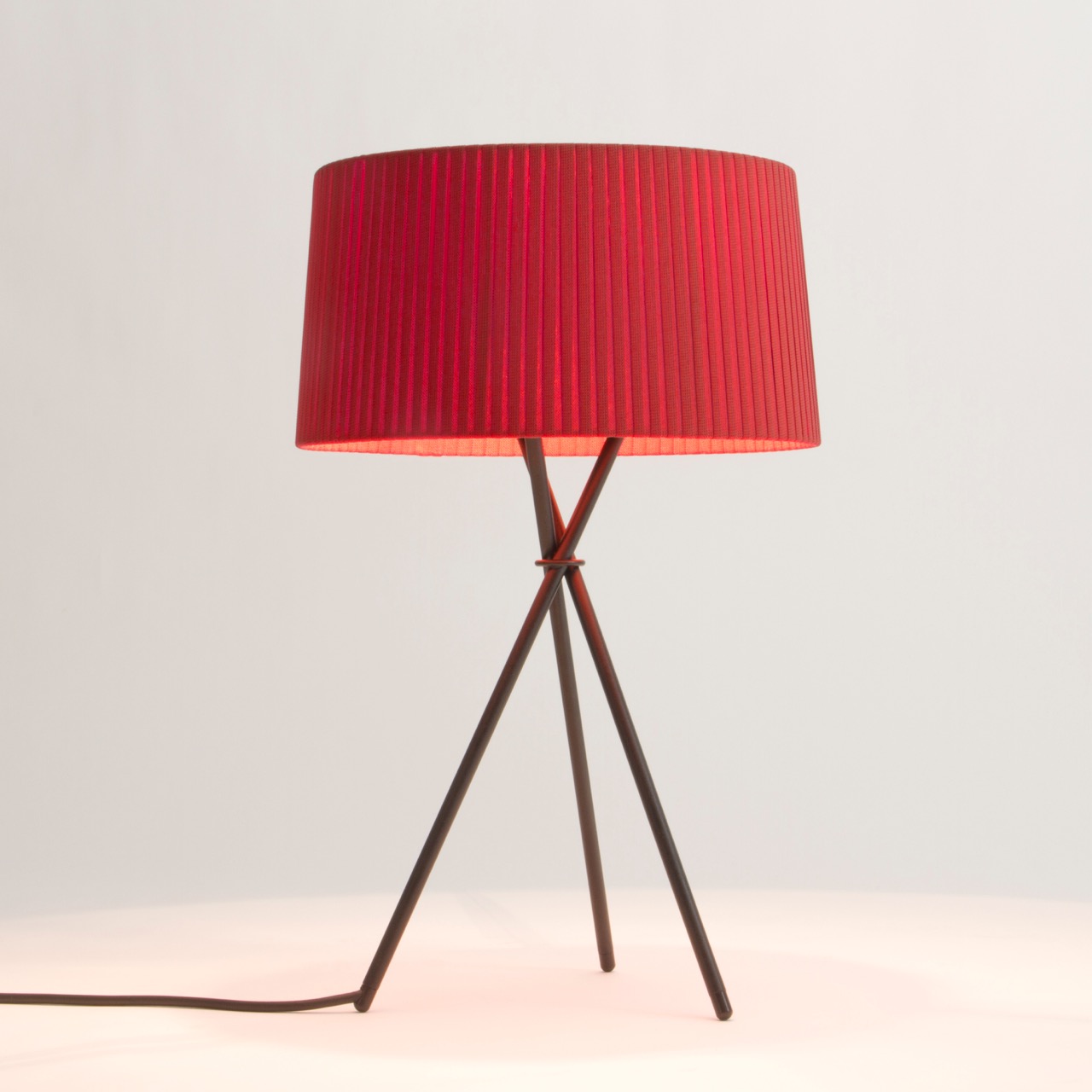 Tischleuchte TRIPODE M3 von Santa&Cole, Schirm bernsteinrot, Gestell